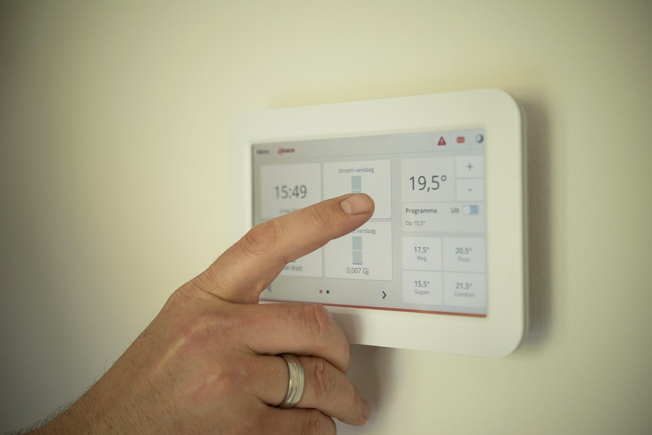 Zonnepanelen verhogen energie-efficiëntie in huizen. Zonnepanelen verhogen energie-efficiëntie in huizen.