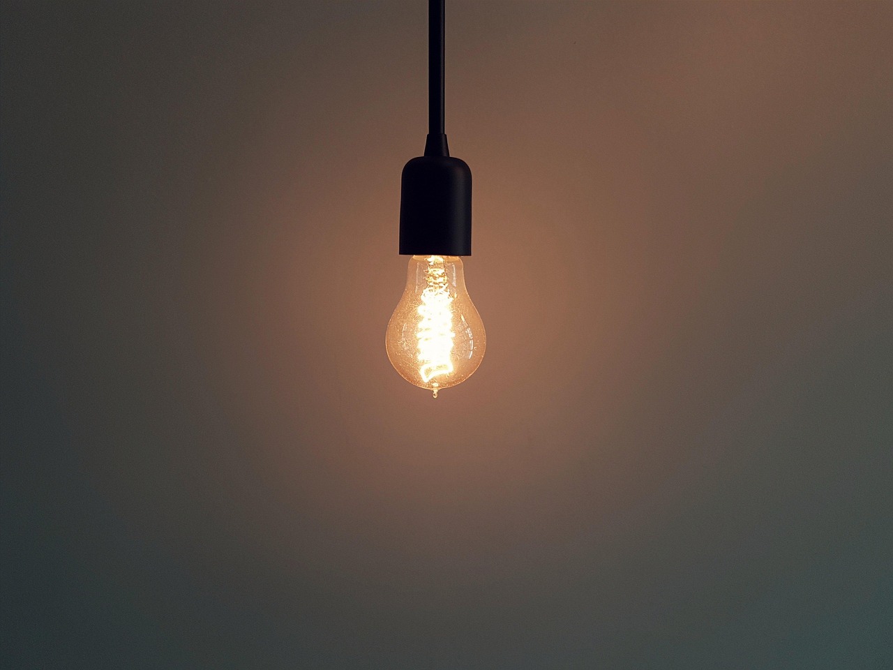 Pendellampen verlichten stijlvolle moderne eetruimte. Pendellampen verlichten stijlvolle moderne eetruimte.