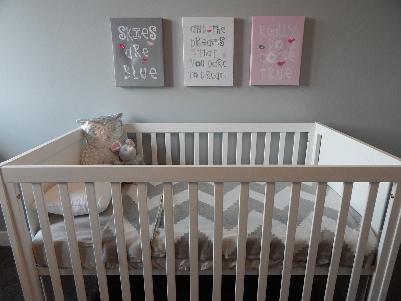 Nieuw seizoen babykamer met regenboogaccenten. Nieuw seizoen babykamer met regenboogaccenten.