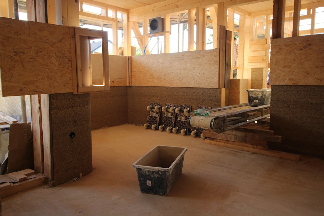 Hempcrete blokken tijdens de bouw van een huis. Hempcrete blokken tijdens de bouw van een huis.