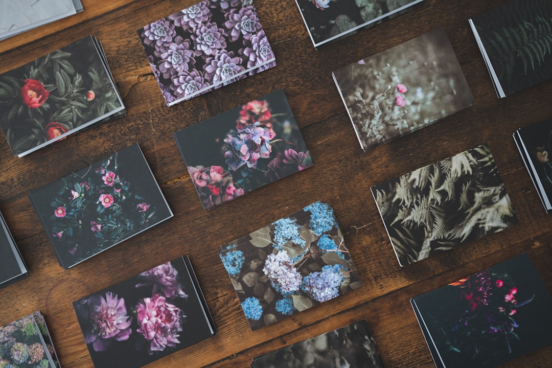 Botanische printtegels met groene blaadjesmotief in keuken.