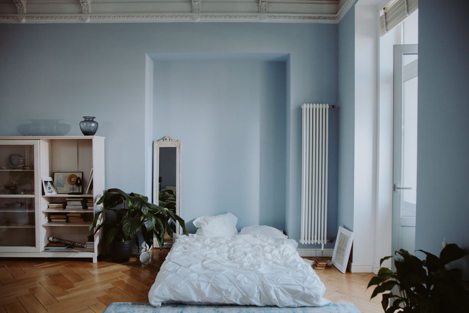 Woonkamer met 'serenity blue' decoratieve kussens. Woonkamer met 'serenity blue' decoratieve kussens.