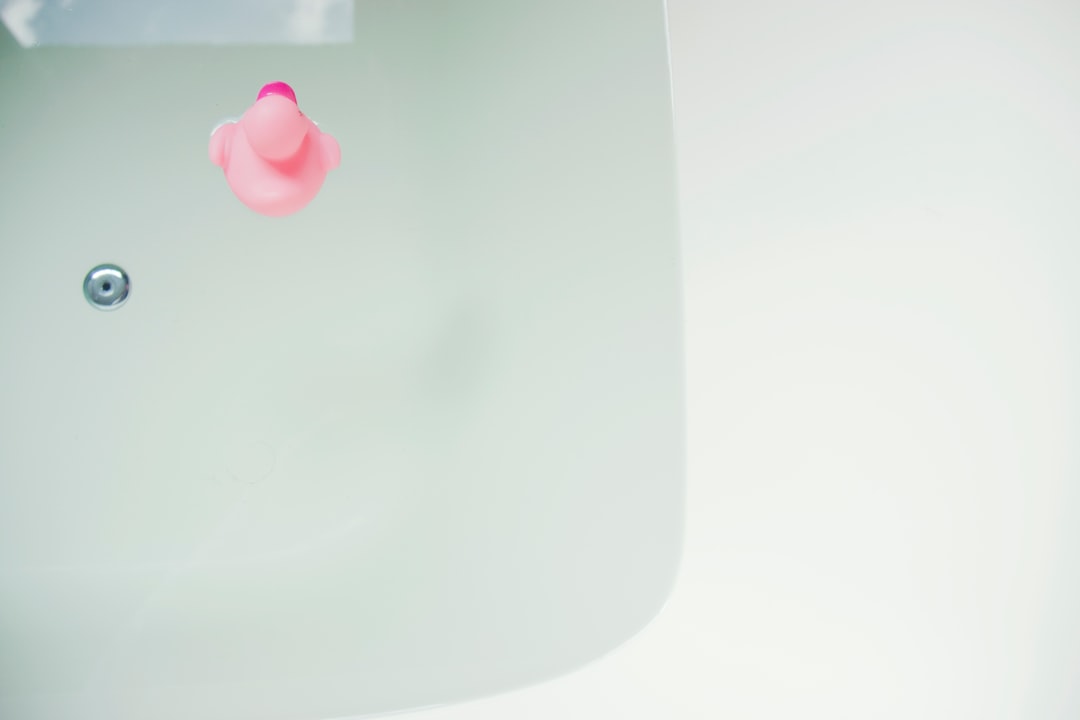 Pastelkleurige badkamer met zacht roze en blauw Pastelkleurige badkamer met zacht roze en blauw