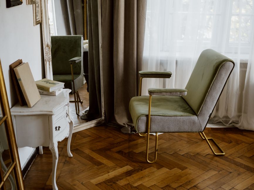 Klassieke gordijnstoffen in strak designinterieur.