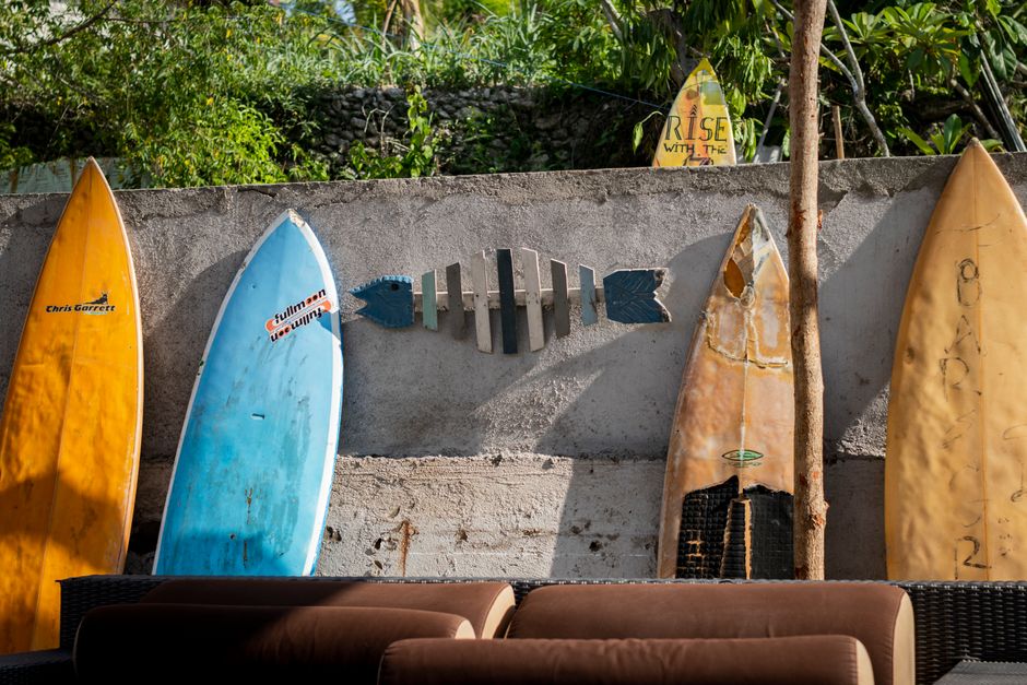 Vintage surfplank tegen houten tuinhek.