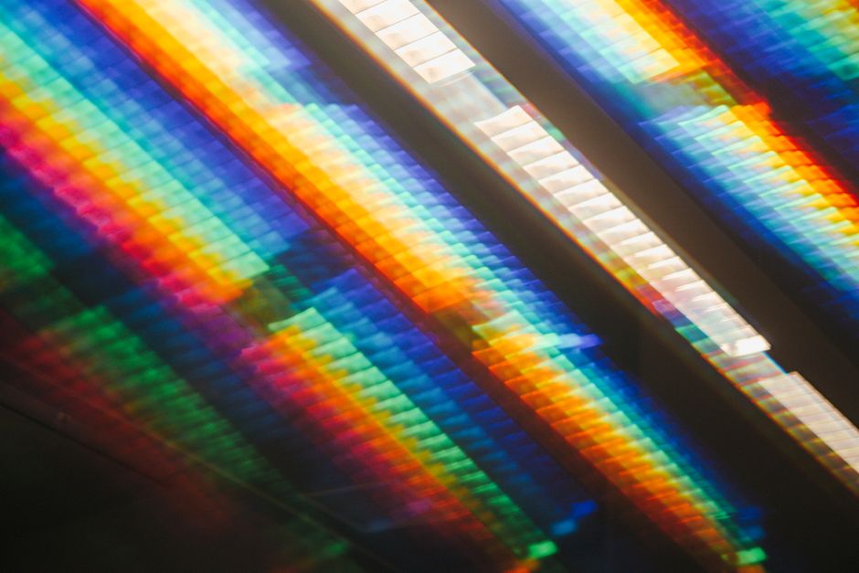 Regenboog raam met kleurrijke folie spiegels.