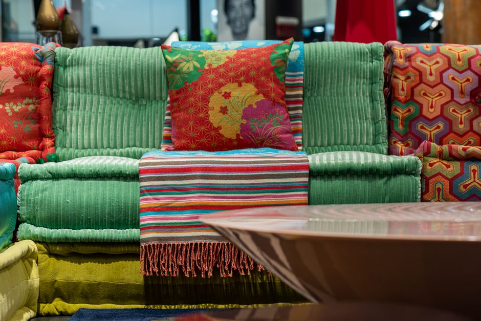 Lichte, koele woonkamer met Chromotherapia kleuren. Lichte, koele woonkamer met Chromotherapia kleuren.