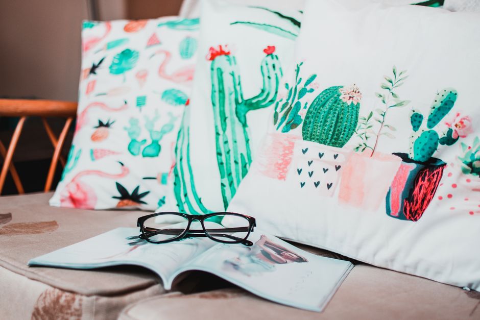 Linnen sierkussens op lichte sofa met zomermotief. Linnen sierkussens op lichte sofa met zomermotief.
