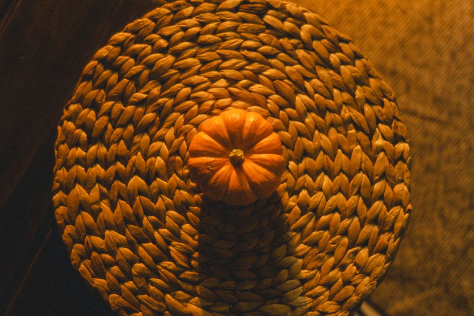 Pompoenen versierd met kleurrijke herfstbladeren. Pompoenen versierd met kleurrijke herfstbladeren.