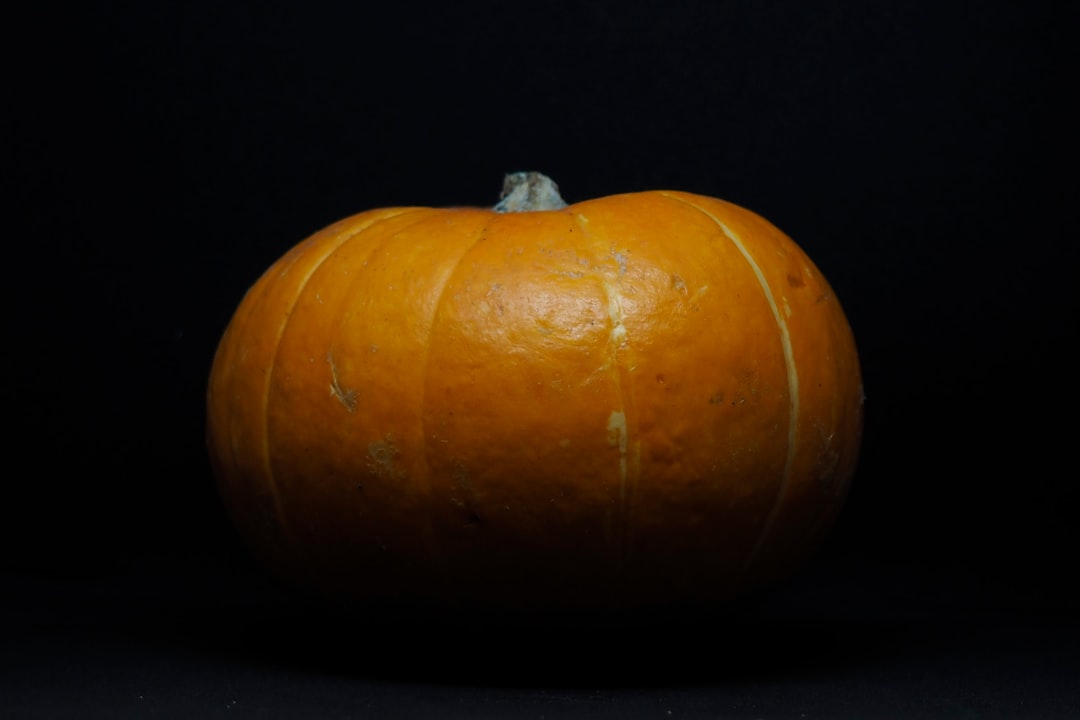 Pompoenen en herfstbladeren op houten tafel. Pompoenen en herfstbladeren op houten tafel.