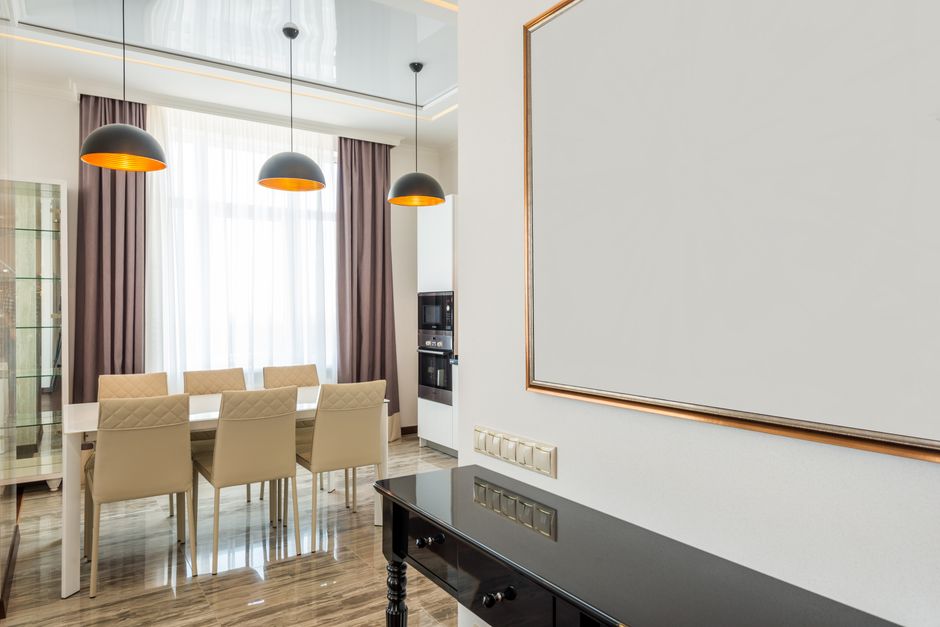 Moderne infraroodpanelen aan muur gemonteerd Moderne infraroodpanelen aan muur gemonteerd