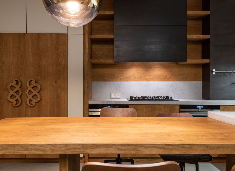 Lichte esdoorn houten keukentafel voor Scandinavische sfeer. Lichte esdoorn houten keukentafel voor Scandinavische sfeer.