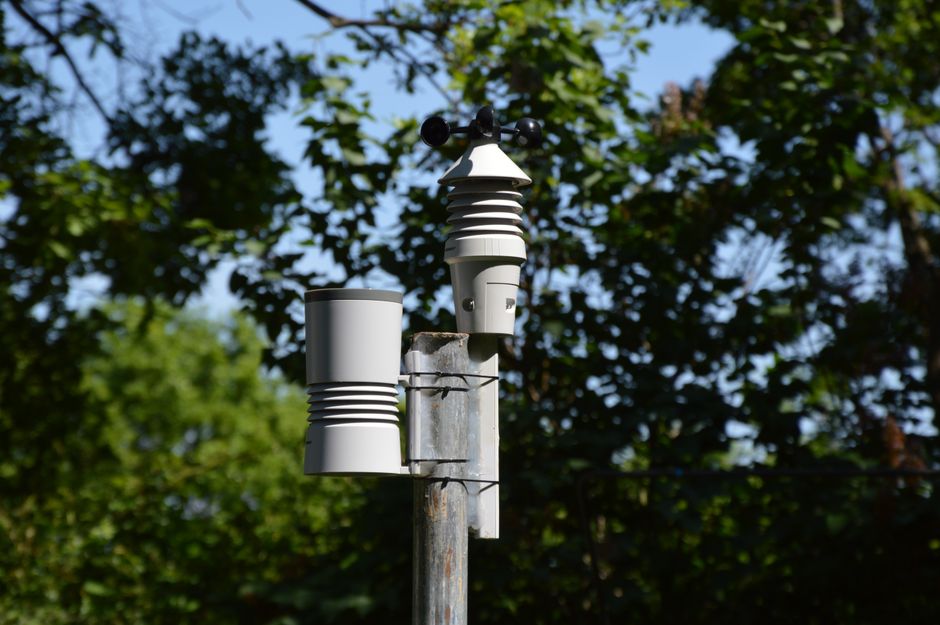 Slimme regensensor in groene tuinomgeving. Slimme regensensor in groene tuinomgeving.