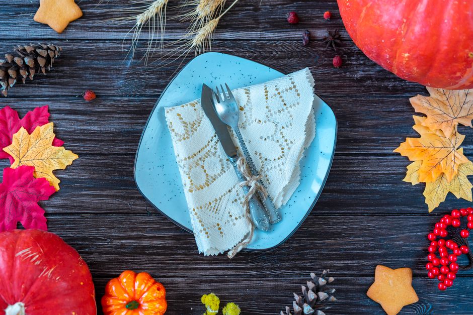 Kaarslicht en goudkleurige bestek voor herfststijl. Kaarslicht en goudkleurige bestek voor herfststijl.