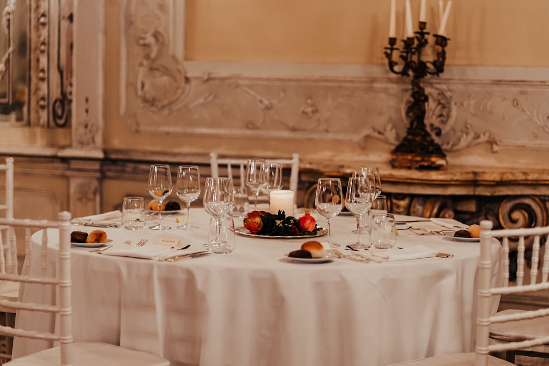 Herfsttafel met warme aardetinten en pompoenen. Herfsttafel met warme aardetinten en pompoenen.