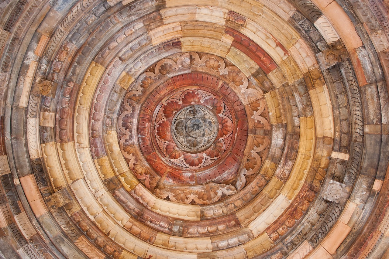Sfeervolle herfstinterieur met mandala gordijnen. Sfeervolle herfstinterieur met mandala gordijnen.